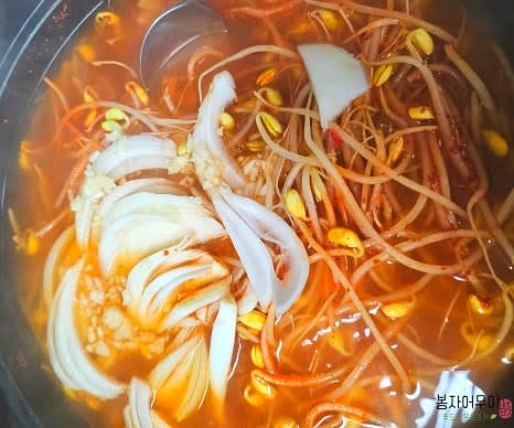 3분 후 뚜껑을 열고 양파와 다진 마늘을 추가합니다.