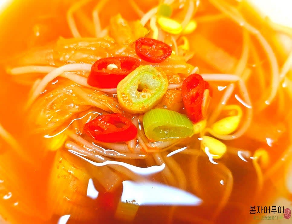 청양고추와 대파를 추가한 뒤 한소끔 더 끓인 후 불을 끕니다.