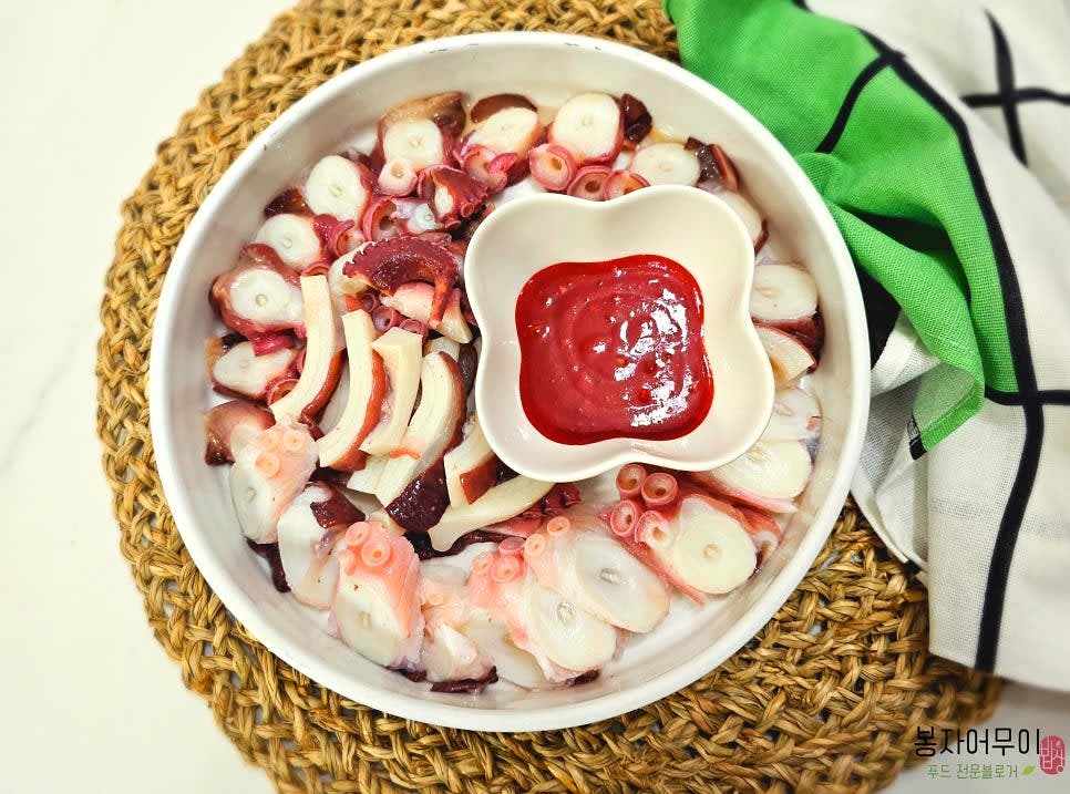 숙회용 문어 다리 1개와 머리 1/4쪽을 적당한 크기로 잘라 접시에 담습니다.