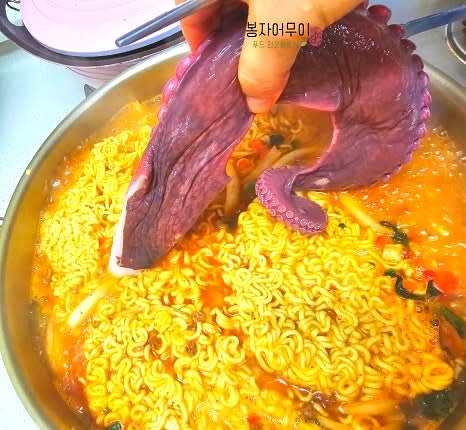 라면이 익을 때까지 중불에서 약 4~5분간 끓입니다. 자숙문어는 이미 한번 삶아진거라 먹기 전에 살짝만 넣어야 질기지 않아요.