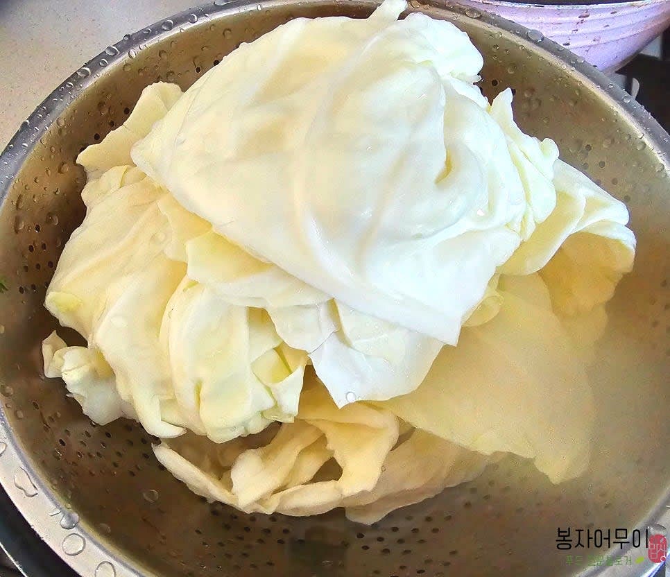 양배추를 물에 여러 번 세척한 후 10분 정도 물에 담가 잔류 농약을 제거합니다.