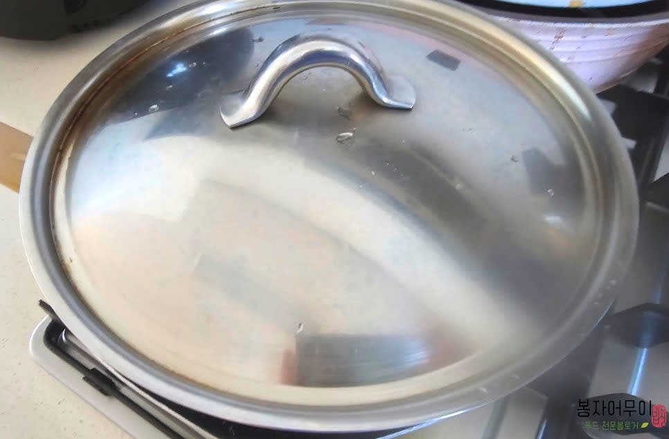 깨끗이 씻은 양배추를 물기 빼고 삶을 준비합니다. 물이 닿지 않게 찜판에 올리고 뚜껑을 덮은 후 5분간 찌며, 4분 후 불을 끄고 뜸을 들입니다.