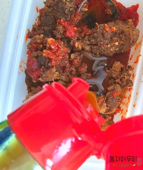 쌈장을 만듭니다. 고추장 3스푼, 된장 2스푼, 다진 마늘 1스푼, 참기름 1스푼, 들기름 1스푼, 깨소금을 섞어 고소한 쌈장을 준비합니다.