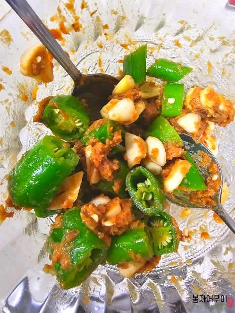 만들어진 쌈장을 이용해 고추된장무침을 만듭니다. 필요에 따라 청양고추를 다져 추가해줍니다.