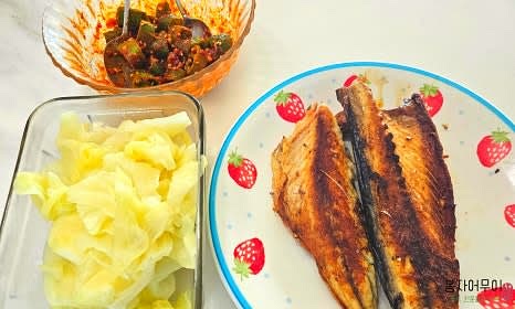 구운 고등어와 고추된장무침, 삶은 양배추를 곁들여 쌈으로 즐깁니다.