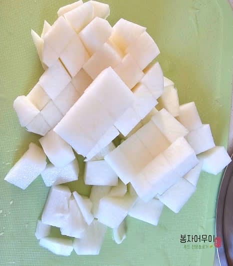 무를 1.5cm 크기로 자르고 참기름 1스푼을 넣고 달달 볶아줍니다.