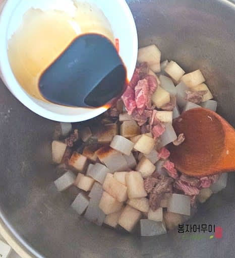 소고기와 무를 같이 넣고 소고기가 살짝 익었을 때 국간장을 넣어 함께 볶아줍니다.