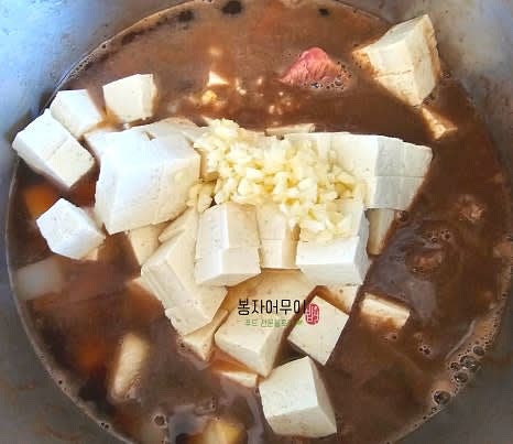 국물이 끓어오르면 곤약과 두부를 넣고 다시 끓입니다.
