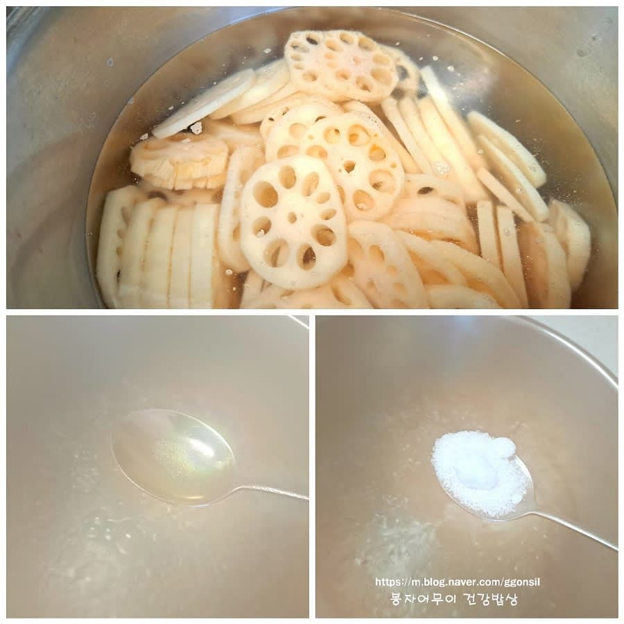 물에 식초와 소금을 넣고 연근을 넣어 15~20분간 삶아줍니다.