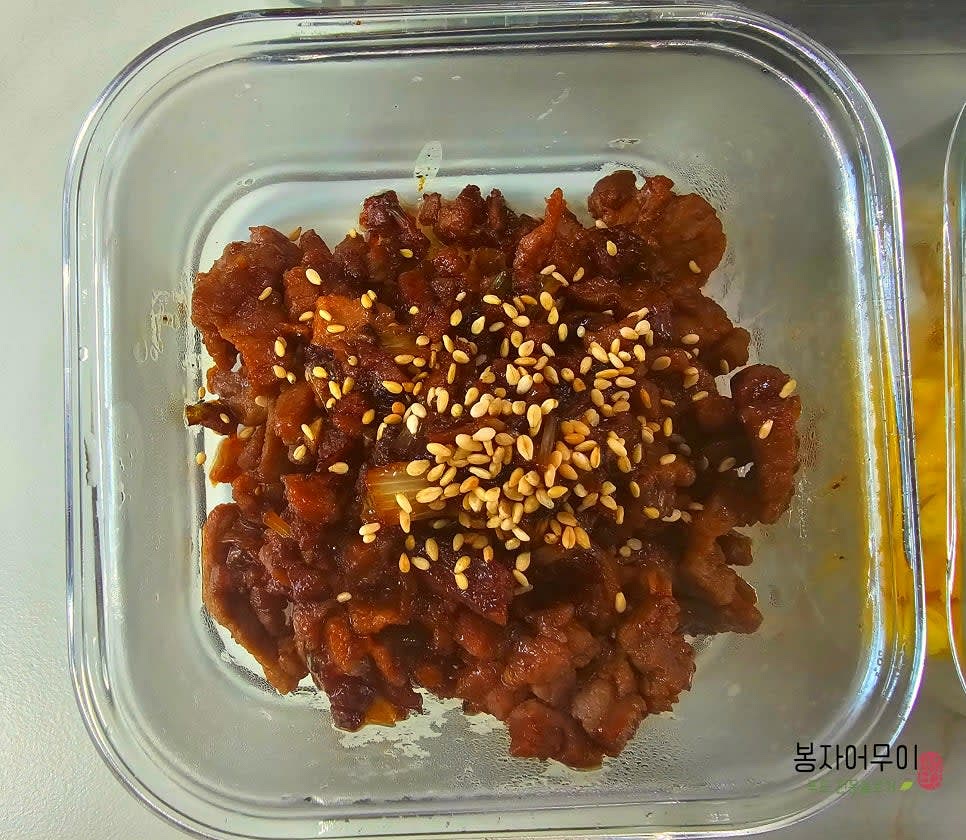 소고기는 다진 마늘, 간장, 올리고당, 맛술, 참기름으로 볶아 고명을 준비합니다.