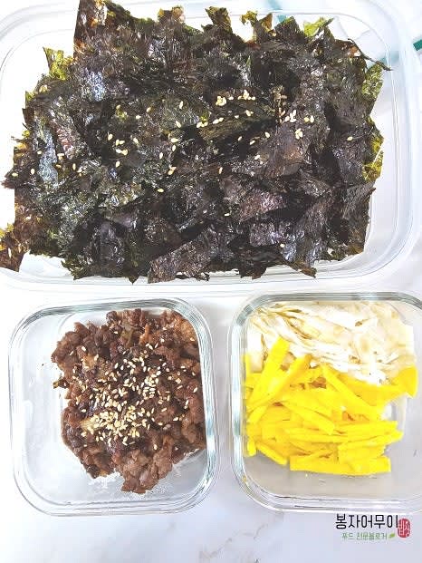 계란은 노른자만 사용해 얇게 지단을 부쳐 고명으로 준비합니다.