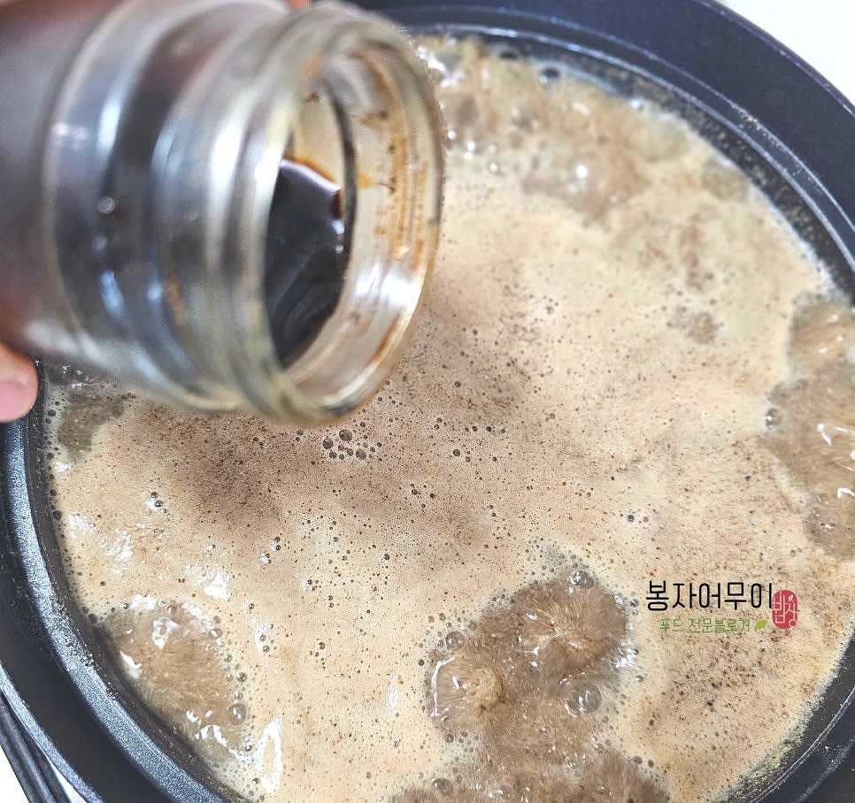 육수가 끓으면 국간장 100ml를 넣어 간을 맞춥니다. 소금을 추가하여 기호에 따라 간을 조절합니다.