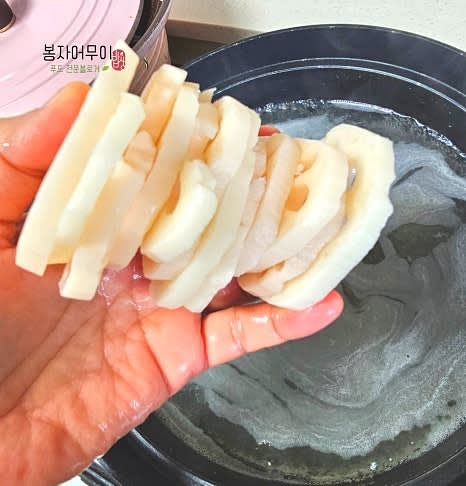 삶아둔 연근을 국물에 넣고, 떡을 추가해 부드럽게 익을 때까지 끓입니다.