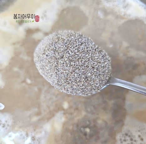 들깨가루 4스푼과 볶은 콩가루 2스푼을 2:1 비율로 섞어 국물에 넣고 잘 저어줍니다.