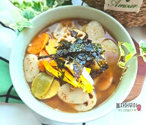 완성된 떡국을 그릇에 담고 고명(소고기, 계란 지단)을 올려 마무리합니다.