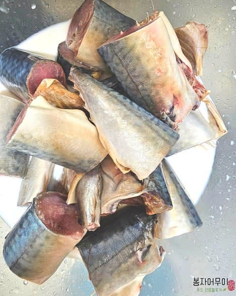 고등어를 깨끗이 손질하여 물기를 제거합니다.