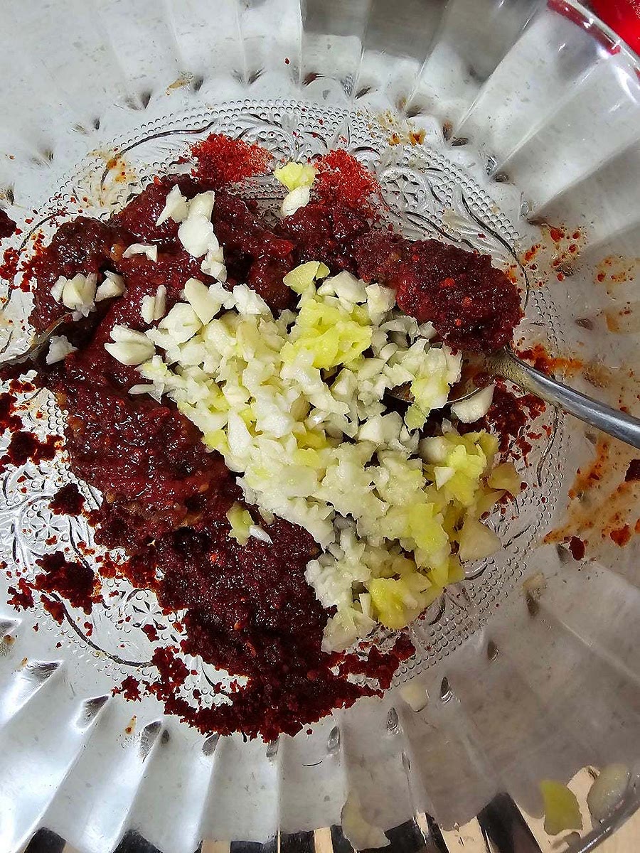 고추장, 고춧가루, 된장, 매실청, 간장, 참치 액젓, 생강 맛술, 후추를 모두 섞어 양념장을 만듭니다.