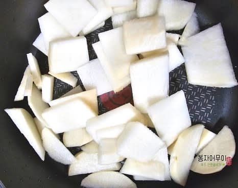 냄비에 무를 깔고 고등어를 올린 뒤 양념을 고루 얹고 마지막으로 묵은지를 올립니다.