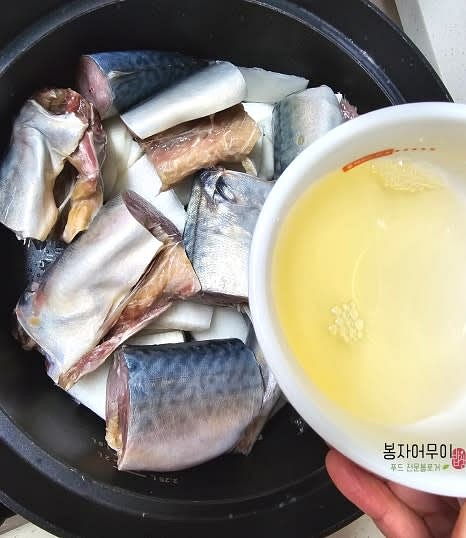 물 약 800ml를 붓고 끓이기 시작합니다.