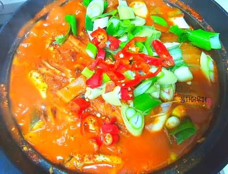 완성된 고등어조림을 그릇에 담고 대파와 청양고추를 올려 마무리합니다.