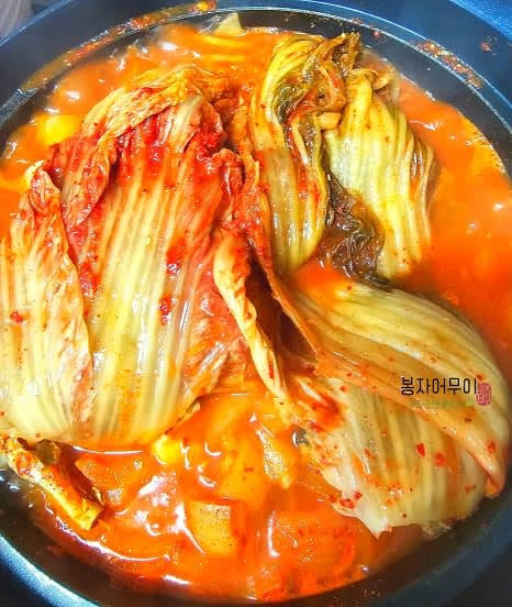 끓기 시작하면 불을 중불로 낮추고, 뚜껑을 덮어 약 30분간 조립니다.