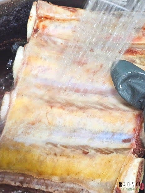 왕갈비의 겉기름과 껍질을 제거한 뒤 1대씩 잘라줍니다. 갈비를 물에 넣어 1시간 이상 핏물을 빼줍니다.