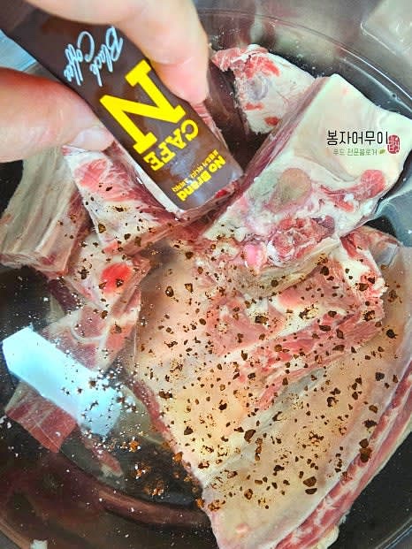 초벌삶기: 큰 솥에 갈비와 블랙커피 1팩을 넣고 바글바글 끓입니다. 초벌삶은 물은 버리고 흐르는 물에 갈비를 헹궈줍니다.