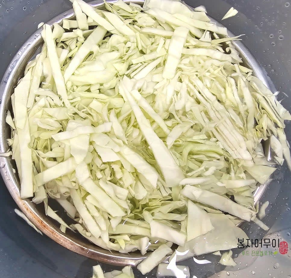 재료를 깨끗이 세척하고 모두 준비합니다. 양배추는 채를 썰어 물에 10분 정도 담가 농약 성분을 제거합니다.