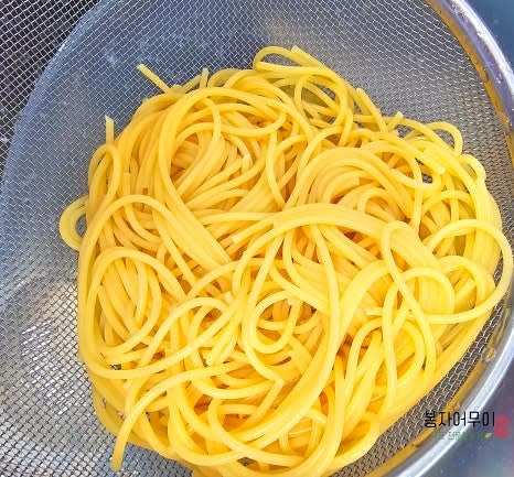 스파게티 면을 끓는 물에 올리브 오일 1스푼과 함께 넣어 6분 동안 삶아 찬물에 헹궈 준비합니다.