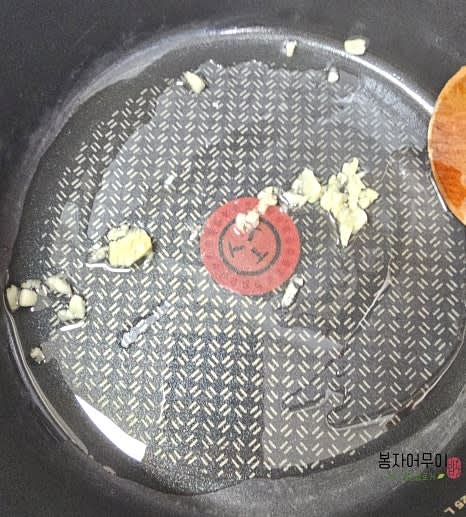 마늘과 베이컨을 볶아 향을 낸 뒤 양배추와 당근, 표고버섯 등 야채를 추가하고 함께 볶습니다.