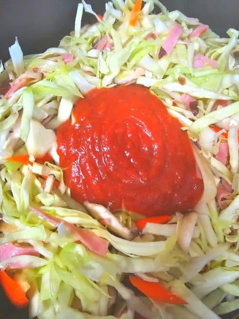 토마토 스파게티 소스, 케첩, 간장, 올리고당을 넣어 간을 맞추고 잘 섞어줍니다.