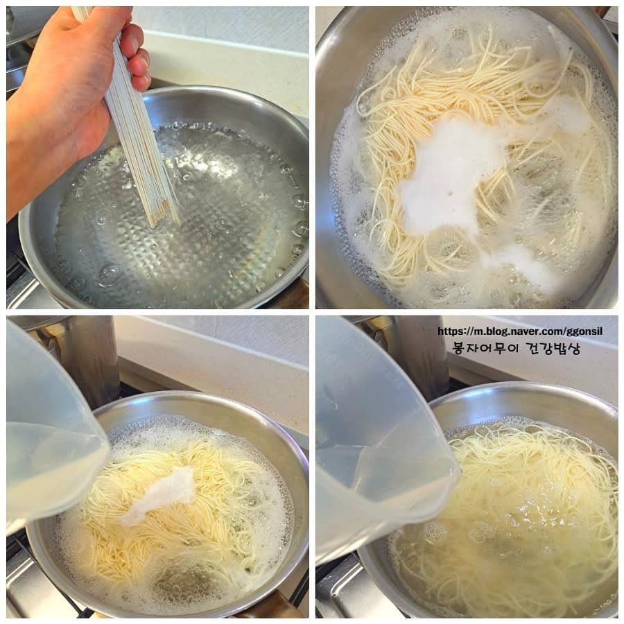 국수를 삶아 찬물에 헹구어 물기를 빼고 그릇에 담습니다.