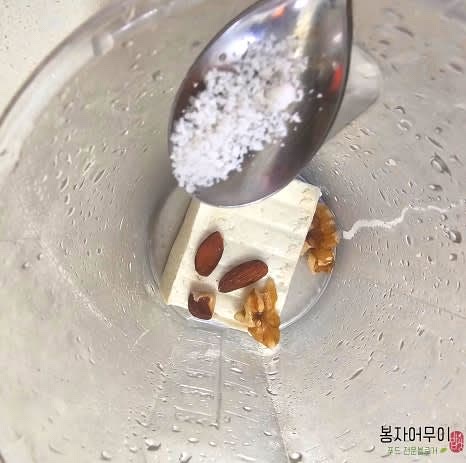 두부는 전자레인지에 2분, 견과류는 1분 돌려줍니다. 돌린 후 믹서기에 두유, 두부, 견과류, 소금을 넣고 곱게 갈아줍니다.
