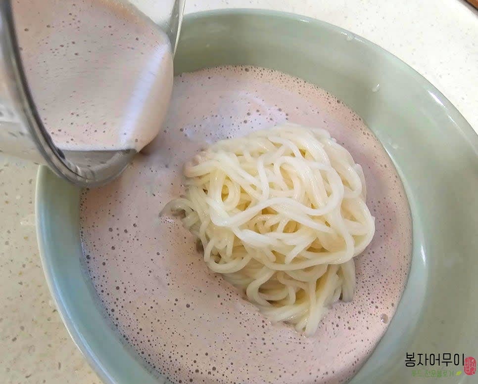 그릇에 소면을 담고 위에 갈아둔 두유 국물을 부어줍니다. 흑임자를 뿌려 장식합니다.