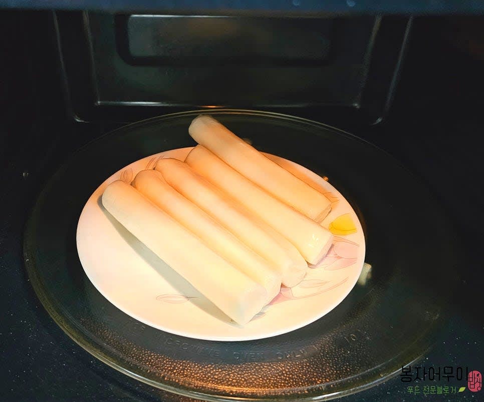 냉동 떡이라서 해동 후 전자레인지에 2분 돌려 약간 말랑하게 해줍니다.