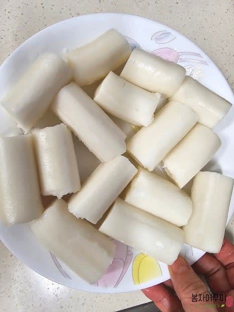 떡과 베이컨을 준비합니다. 베이컨은 길게 반으로 자르고 떡은 먹기 좋은 크기(3등분)로 잘라둡니다.