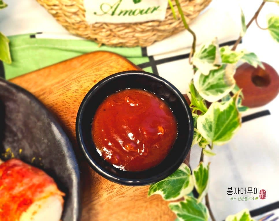 소떡 소스를 만듭니다. 케첩 2스푼, 고추장 반 스푼, 칠리소스 1스푼, 올리고당 3스푼, 간장 1스푼, 물 3스푼을 섞어 준비합니다.