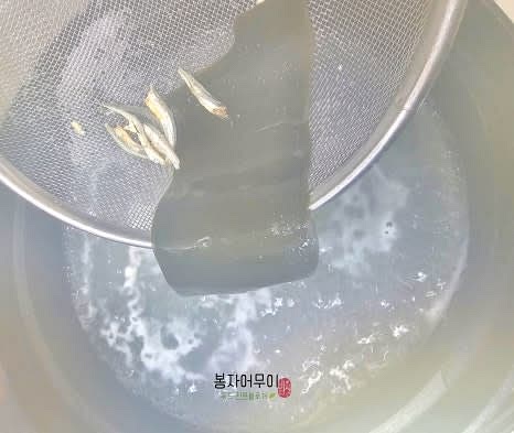 멸치와 다시마를 이용해 육수를 냅니다. 한 알 육수나 육수 팩을 활용하면 더 편리합니다.