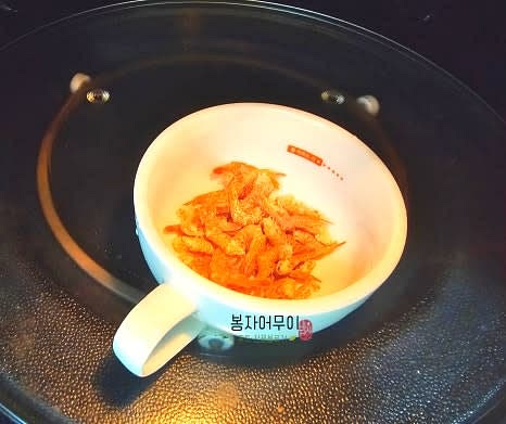 건새우를 프라이팬에 살짝 볶거나 전자레인지에 1분 돌려서 준비합니다.