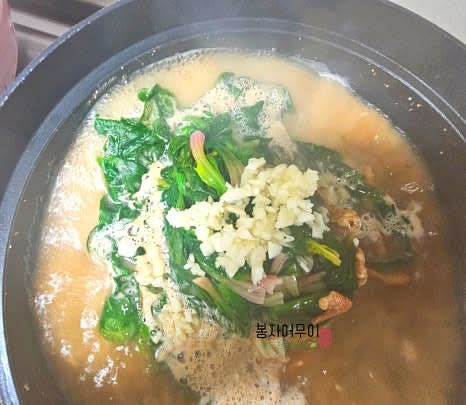 된장이 풀어진 육수에 데친 시금치를 넣고 건새우를 넣은 후 마늘을 1스푼 다져서 넣어줍니다.