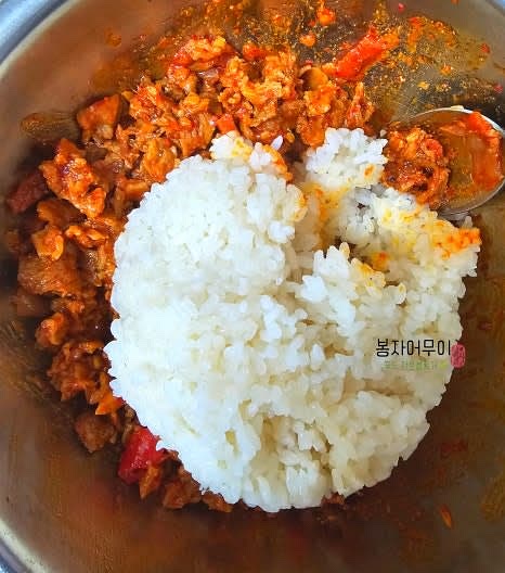 남은 제육볶음 300g과 밥 1공기를 준비합니다. 밥이 따뜻한 상태에서 제육볶음과 섞으면 잘 섞이므로 전자레인지에 밥을 2분 데워둡니다.