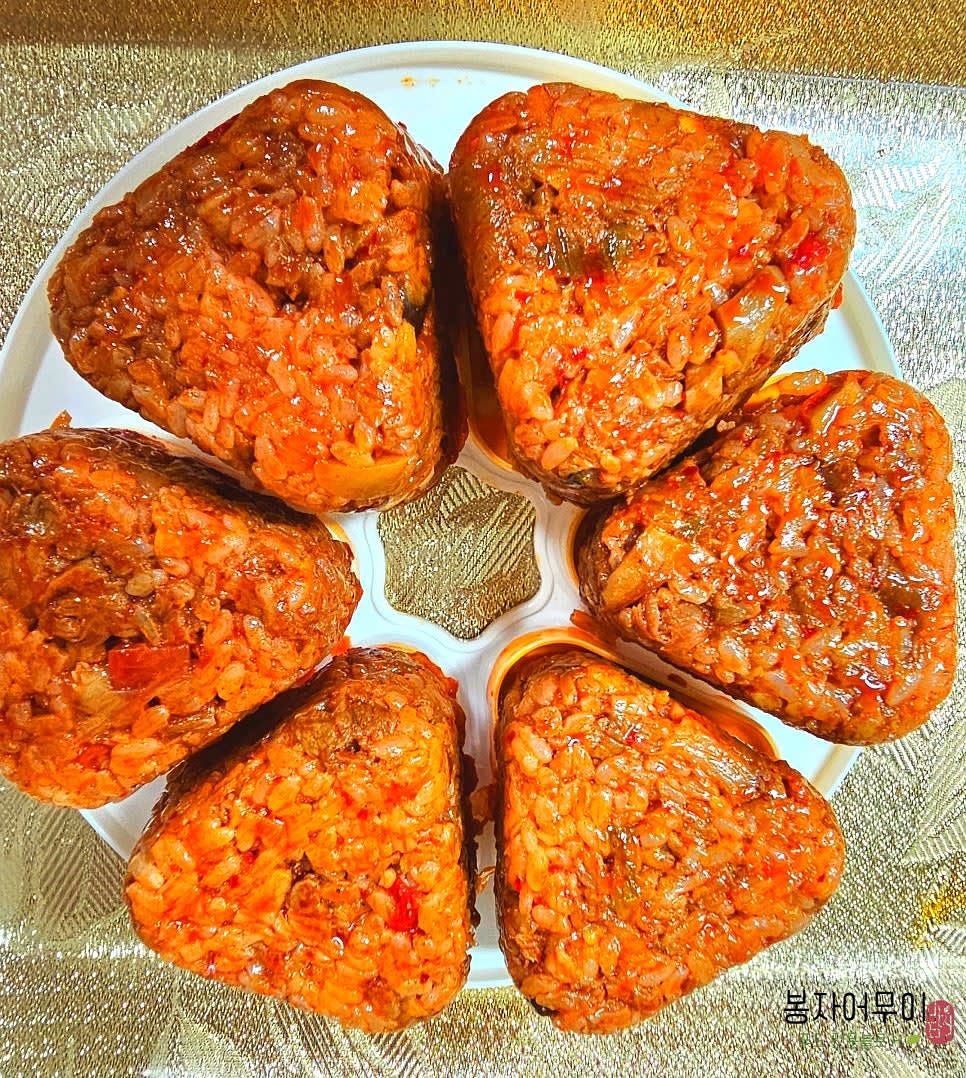 치즈 위에 다시 밥을 얹어 틀을 꽉 채운 뒤 삼각김밥 틀을 눌러 모양을 만듭니다. 모양이 고정되도록 살짝 눌러줍니다.