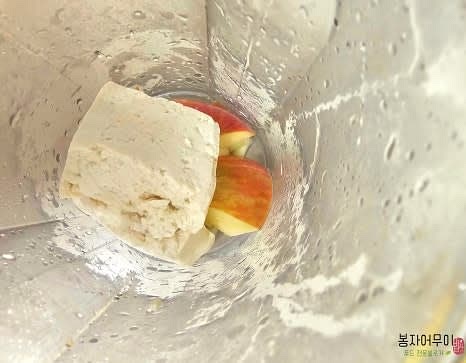 두부 드레싱을 만듭니다. 두부 1/4모, 작게 자른 사과, 올리브오일 1스푼, 간장 1스푼, 올리고당 1스푼, 발사믹 글레이즈 1스푼, 레몬즙 1스푼을 모두 믹서에 넣고 부드럽게 갈아줍니다.