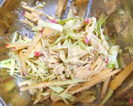 준비한 양배추와 채 썬 사과를 큰 볼에 담고 두부 드레싱을 뿌린 뒤 골고루 섞습니다.