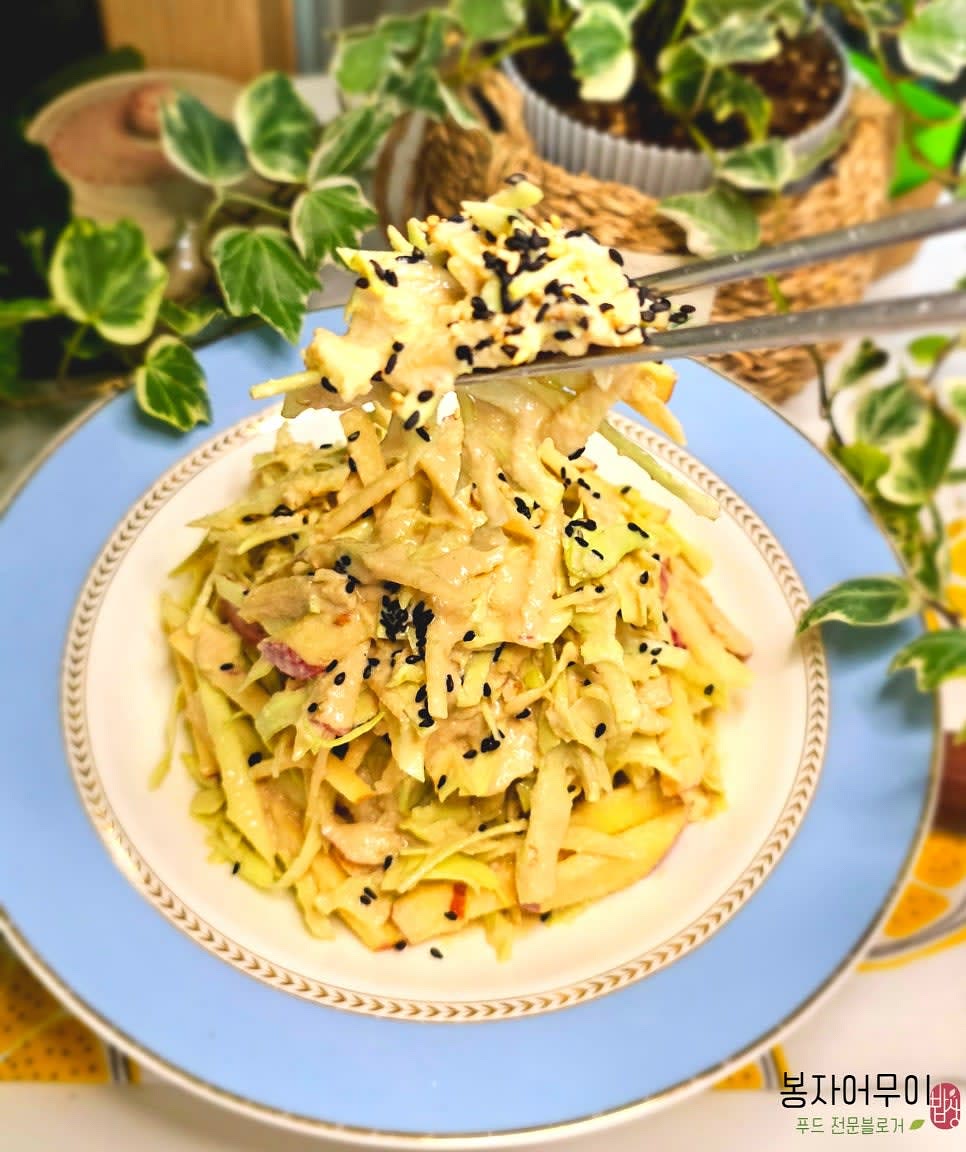 접시에 담고 흑임자를 뿌려 마무리합니다. 바로 먹거나 냉장고에 잠시 두었다가 차게 해서 먹으면 더욱 맛있습니다.