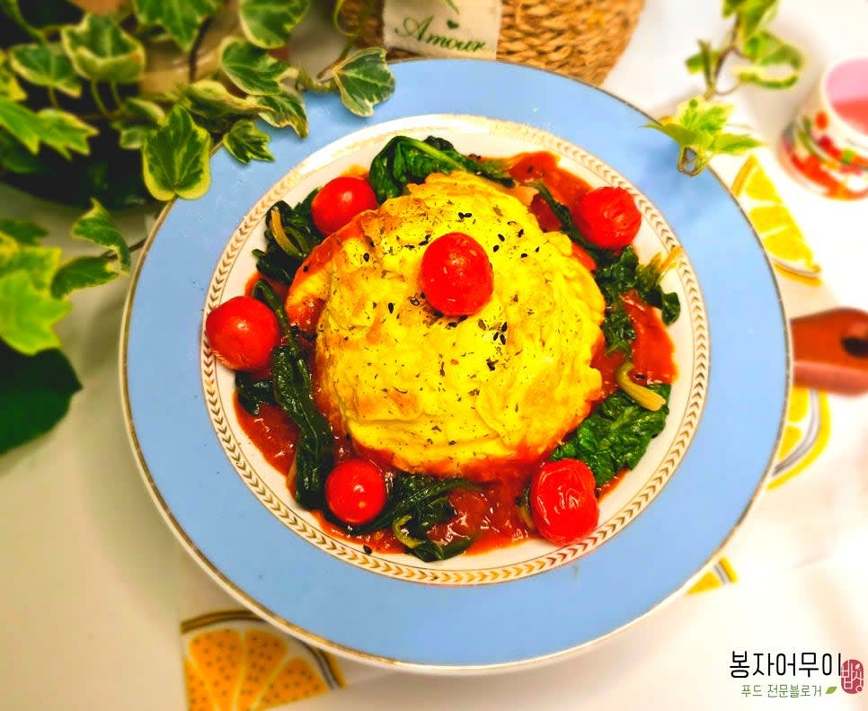 밥 위에 완성된 오믈렛, 시금치, 방울토마토, 표고버섯을 올린 뒤 데미글라스 소스를 뿌립니다.