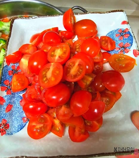 방울토마토는 꼭지를 떼고 깨끗이 씻어 반으로 자릅니다. 감자, 당근, 버섯, 양파는 1cm 크기로 깍둑썰기하고 마늘은 편으로 썹니다.