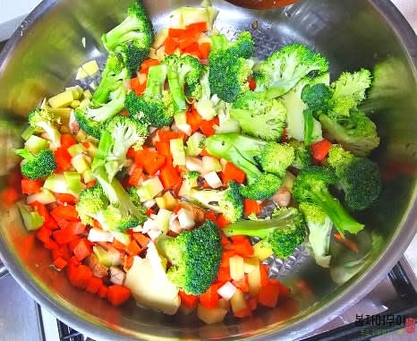 800ml의 물을 부어 중불에서 끓입니다. 감자가 익기 시작하면 브로콜리와 방울토마토를 추가로 넣습니다.