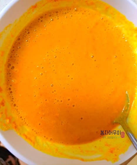 카레 가루를 물에 잘 풀어 냄비에 넣고 골고루 섞어줍니다. 농도가 맞을 때까지 저어가며 끓입니다.