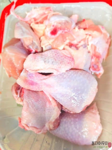 절단 닭정육을 흐르는 물에 깨끗이 씻고 핏물과 이물질을 제거합니다.